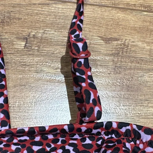 Amazon Essentials Women's Red and Black Leopard print Bikini Top - Picture 4 of 10